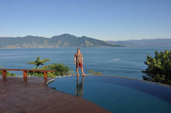 Uma piscina em local privilegiado, em Ilhabela, no litoral de São Paulo